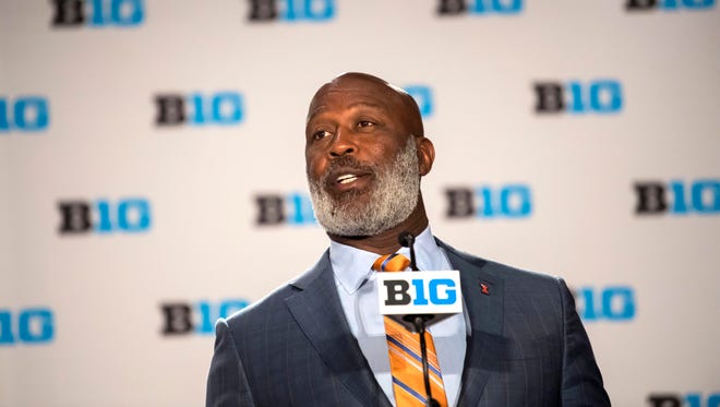 Illinois coach Lovie Smith arrived at Big Ten Media Days with a new (bearded) look.